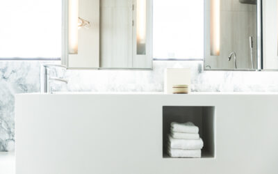 Arredo bagno: differenza tra laminato e laccato