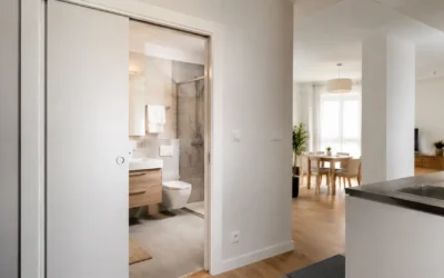 Porta del bagno scorrevole o a battente: quale soluzione occupa meno spazio?